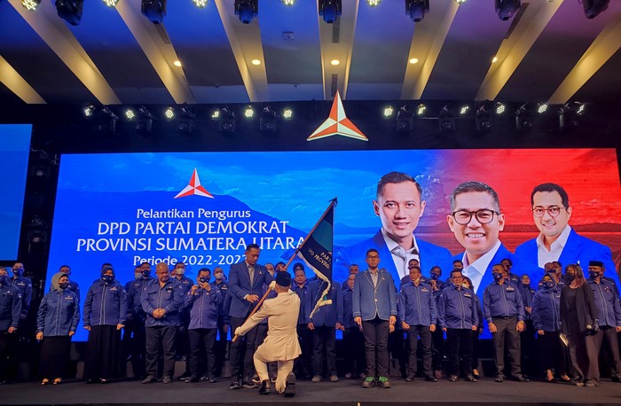 Momen AHY Diteriaki Presiden Sebelum Lantik Pengurus PD Sumut Ketua Umum Partai Demokrat (PD) Agus Harimurti Yudhoyono (AHY) diteriaki 'presiden' oleh para kader di Medan, Sumatera Utara (Sumut). AHY datang ke Medan untuk melantik kepengurusan PD Sumut 2022-2027.
Seperti dilansir detikSumut, Kamis (12/5/2022), AHY datang sekitar pukul 14.05 WIB di Hotel Santika Dyandra, Medan. AHY didampingi istrinya, Annisa Pohan.