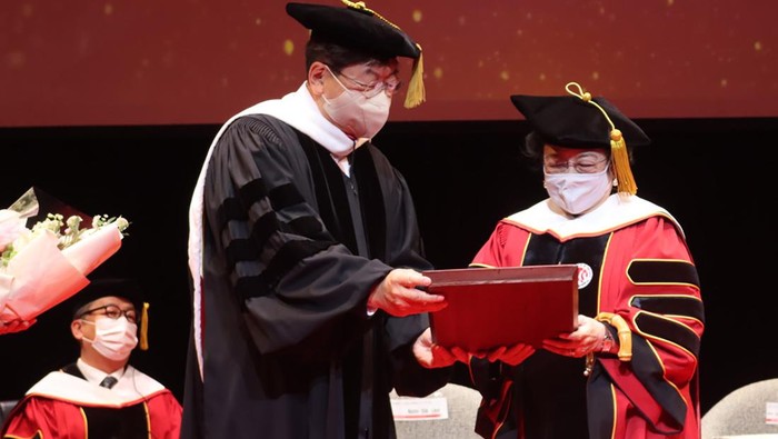 Presiden Seoul Institute of the Arts (SIA) Nam Sik Lee (kiri) menyerahkan piagam gelar profesor kehormatan bidang kebijakan seni dan ekonomi kreatif dari Seoul Institute of the Arts (SIA) kepada Presiden Ke-5 RI yang juga Ketua Umum DPP PDI Perjuangan Megawati Soekarnoputri
di Seoul, Korea Selatan, Rabu (11/5/2022). ANTARA FOTO/HO/Dok PDIP/pras/foc.