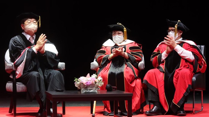 Presiden Seoul Institute of the Arts (SIA) Nam Sik Lee (kiri) menyerahkan piagam gelar profesor kehormatan bidang kebijakan seni dan ekonomi kreatif dari Seoul Institute of the Arts (SIA) kepada Presiden Ke-5 RI yang juga Ketua Umum DPP PDI Perjuangan Megawati Soekarnoputri
di Seoul, Korea Selatan, Rabu (11/5/2022). ANTARA FOTO/HO/Dok PDIP/pras/foc.