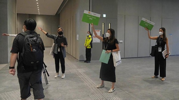Anggota staf memimpin wartawan selama tur media di Museum Istana Hong Kong di Hong Kong, Selasa (10/5/2022) waktu setempat. Â Anggota staf memimpin wartawan selama tur media di Museum Istana Hong Kong di Hong Kong, Selasa (10/5/2022) waktu setempat. Â