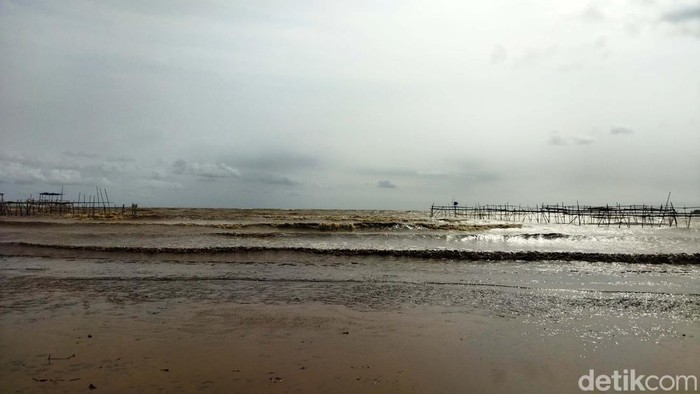 Pantai sepanjang 17 Km di Pagelaran- Pandeglang berwarna keruh. Air pantai berubah menjadi coklat karena dipenuhi lumpur.