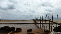 Salah satu pedagang Masbarno mengatakan lumpur tersebut berasal dari dasar laut yang terbawa arus air. Kebetulan kata dia di Pantai Karoeng dasar lautnya banyak lumpur.
