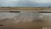 Masbarno mengatakan kondisi pantai keruh ini terjadi sudah sejak lama. Ditambah kata dia dengan adanya PLTU Labuan.