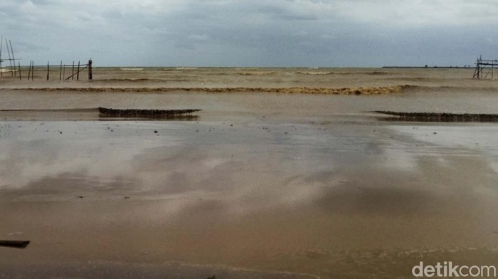 Pantai sepanjang 17 Km di Pagelaran- Pandeglang berwarna keruh. Air pantai berubah menjadi coklat karena dipenuhi lumpur.