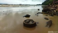 Sepanjang Pantai Karoeng sampai Pantai Citeureup Pagelaran- Pandeglang kondisinya dipenuhi dengan lumpur dan menyebabkan air pantai berubah warna menjadi coklat.
