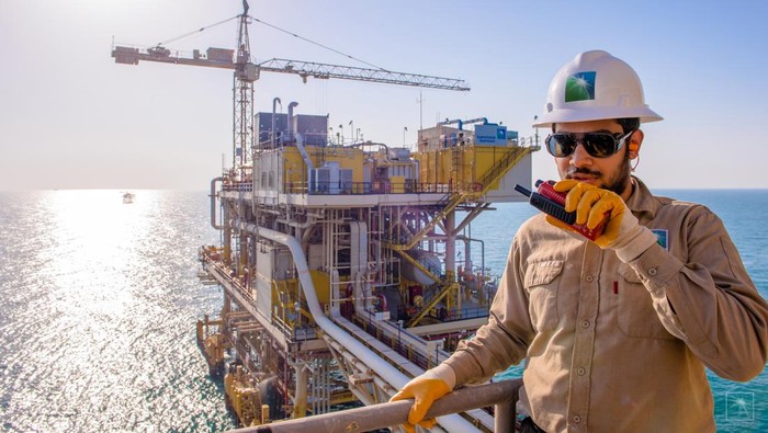 Pegawai Saudi Aramco di Tanajib, kompleks minyak di pantai Teluk Arab, sekitar 200 km utara Dammam