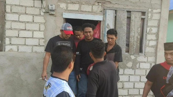 Pelaku AD (kaos lengan panjang hitam) yang sempat buron diamankan di rumah keluarganya di Mawasangka Tengah.