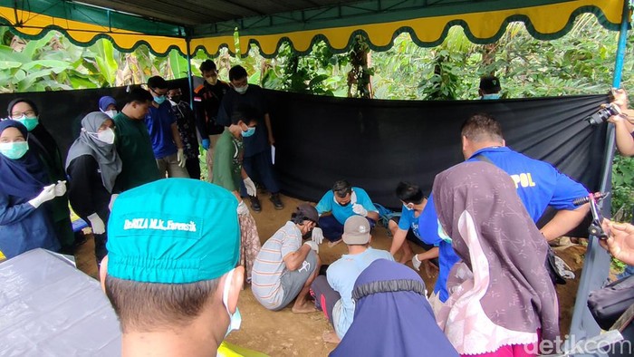 Pembongkaran makam korban penganiayaan oleh selingkuhan istri di Kulon Progo, Kamis (12/5/2022).