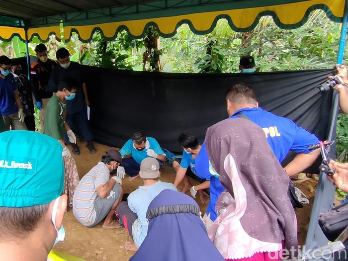 Pembongkaran makam korban penganiayaan oleh selingkuhan istri di Kulon Progo, Kamis (12/5/2022).