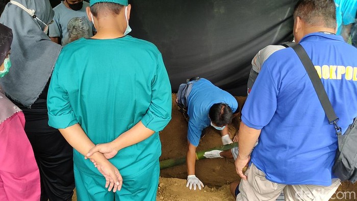 Pembongkaran makam korban penganiayaan oleh selingkuhan istri di Kulon Progo, Kamis (12/5/2022).