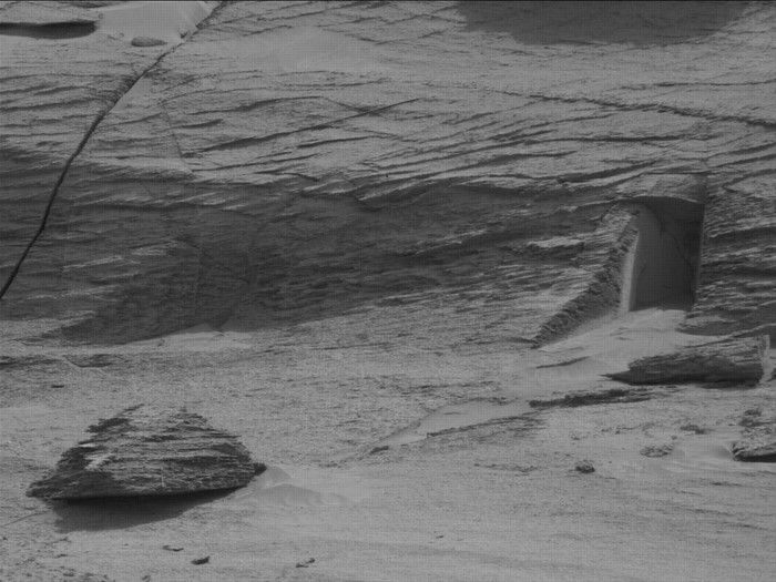 Penampakan diduga pintu rahasia alien di Mars