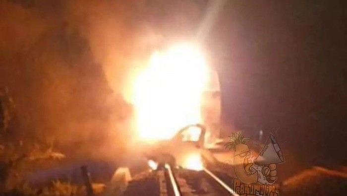 Penampakan kereta api tabrak pikap hingga terbakar dan terseret hingga 500 meter