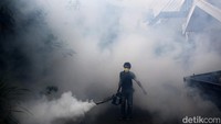 Warga melakukan pengasapan (fogging) nyamuk di RW 9, Pondok Karya, Tangerang Selatan, Kamis (12/5/2022).