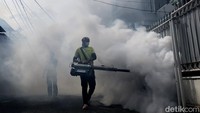 Fogging dilakukan untuk menekan populasi nyamuk di permukiman. Rumah, jalanan hingga got tidak luput dari pengasapan.
