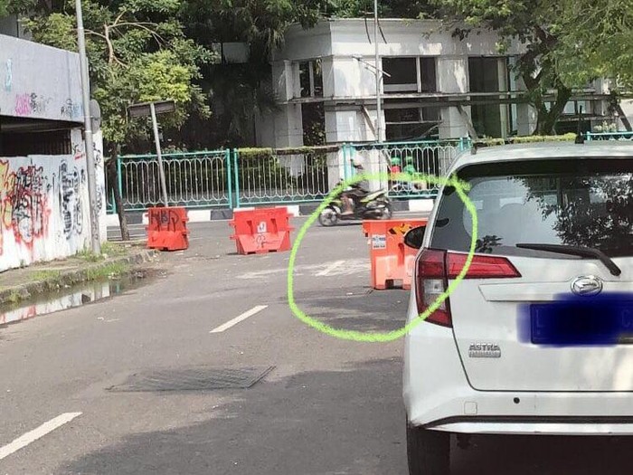 Seorang pengendara mengeluhkan soal posisi water barrier di Jalan Kenari, Surabaya. Ia menyampaikan keluhan lewat akun Twitter @dewiendrawati.