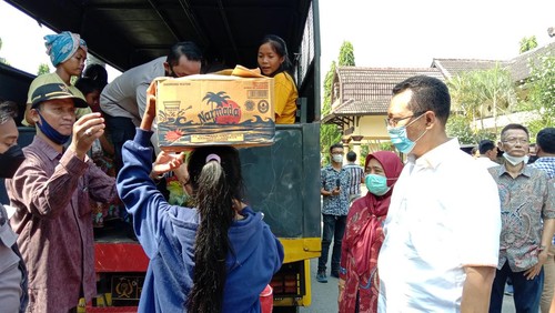 Proses pemulangan warga Mareje usai insiden kesalahpahaman yang terjadi pada, Selasa (3/5/2022) lalu. Warga diangkut menggunakan mobil bak terbuka milik Polres Lombok Barat dan BPBD NTB, Kamis (12/5/2022).