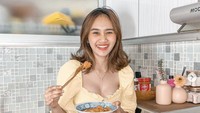 Outfit mau masak, sama lagi makan tahu gejrot dibeliin omay, kata Dhyaz di keterangan foto. Ia terlihat cantik ya saat di dapur?