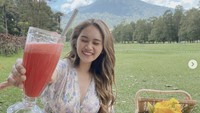 Piknik memang makin seru jika ditemani makanan dan minuman enak. Untuk melengkapi pikniknya di kebun luas, Dhyaz tampak menikmati jus buah yang menyegarkan.