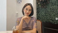 Mampir ke restoran, Dhyaz tampak mengenyangkan perut dengan pesan nasi goreng dan es teh manis. Menunya sederhana namun sukses bikin ngiler, apa lagi ada kerupuk yang banyak!