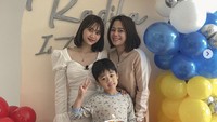 Begini potret bahagia Dhyaz merayakan ulang tahun anaknya dengan kue simpel nan cantik. Tampak juga sang ibu, Farida Nurhan yang ikut bersuka cita dengan perayaan ulang tahun sang cucu.