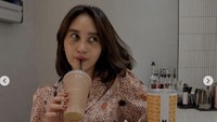 Layaknya anak muda lain, Dhyaz hobi menikmati es kopi susu kekinian. Ia tambah semangat ditemani tumblr bertema BTS yang keren.