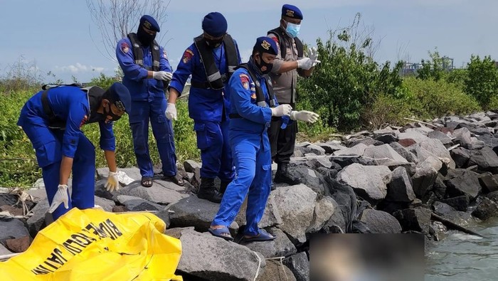 Petugas Ditpolairud Polda Jatim mengevakuasi mayat wanita di Perairan Teluk Lamong Surabaya.