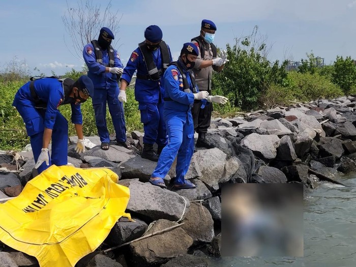 Petugas Ditpolairud Polda Jatim mengevakuasi mayat wanita di Perairan Teluk Lamong Surabaya.