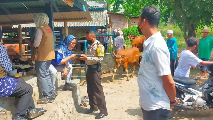 Pihak kepolisian dan Dinas Bidang Peternakan Kabupaten Lombok Tengah saat mendatangi salah satu pasar hewan