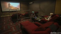 Pada paket premium pengunjung dapat memesan minuman dan snack secara free serta bebas memilih film yang akan diputar. Suasana juga dibuat sangat nyaman, hingga saat ini tempat terapi juga menerapkan protokol kesehatan yang ketat.