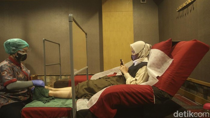 Pijat Sambil Nonton Bioskop Bisa Kok, Ini Buktinya Rehat sejenak dari rutinitas biasanya dilakukan lewat pijat refleksi. Nah, kali ini ada lho tempat pijat sekaligus nonton. Penasaran?