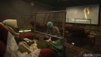 Terapis memijat pengunjung di Kokuo Massage & Reflexology, Melawai, Jakarta, Kamis (12/5/2022).