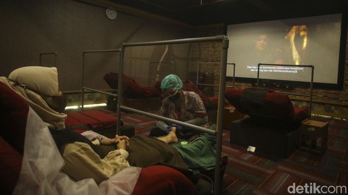 Rehat sejenak dari rutinitas biasanya dilakukan lewat pijat refleksi. Nah, kali ini ada lho tempat pijat sekaligus nonton. Penasaran?