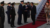 Sementara itu, seperti dikutip dari laman resmi pemerintahan Kerajaan Kamboja, PM Kamboja Hun Sen tiba juga di AS pada 10 Mei.PM Hun Sen disambut dengan hangat pada saat kedatangannya di hotel Willard Intercontinental oleh banyak orang Amerika Kamboja dan orang Kanada Kamboja. (Dok. Situs Kerajaan Kamboja)