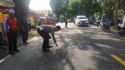 Polisi saat melakukan olah TKP