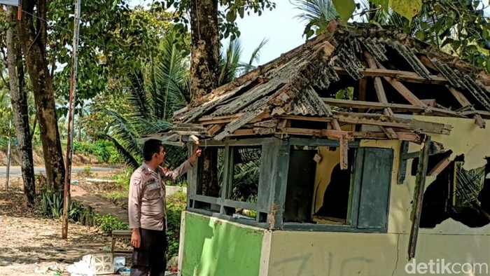 Pos retribusi kawasan wisata Ujunggenteng yang dirusak warga