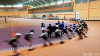 Arena ini memiliki lintasan oval sepanjang 200 meter. Foto: AN Uyung Pramudiarja/detikHealth