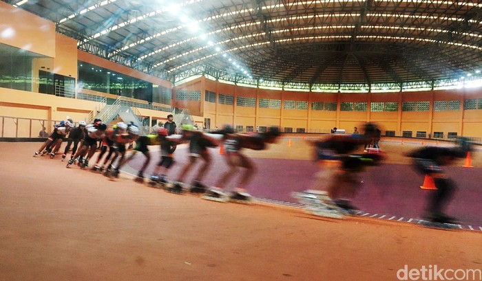 Beginilah Potret lintasan khusus sepatu roda JIRTA (Jakarta International Roller Track Arena) yang berada di Sunter, Jakarta Utara. Arena ini memiliki lintasan oval sepanjang 200 meter. Latihan berkelompok di tempat ini dibagi berdasarkan tingkat ketrampilan, dari yang masih pemula hingga atlet profesional.