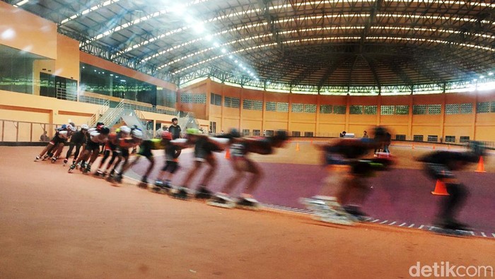Beginilah Potret lintasan khusus sepatu roda JIRTA (Jakarta International Roller Track Arena) yang berada di Sunter, Jakarta Utara. Arena ini memiliki lintasan oval sepanjang 200 meter. Latihan berkelompok di tempat ini dibagi berdasarkan tingkat ketrampilan, dari yang masih pemula hingga atlet profesional.
