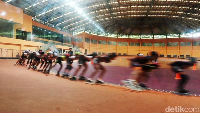 Potret Lintasan khusus sepatu roda JIRTA Beginilah Potret lintasan khusus sepatu roda JIRTA (Jakarta International Roller Track Arena) yang berada di Sunter, Jakarta Utara. Arena ini memiliki lintasan oval sepanjang 200 meter. Latihan berkelompok di tempat ini dibagi berdasarkan tingkat ketrampilan, dari yang masih pemula hingga atlet profesional.