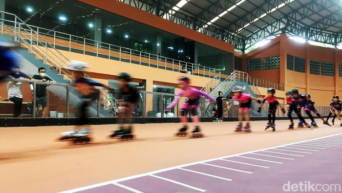 Beginilah Potret lintasan khusus sepatu roda JIRTA (Jakarta International Roller Track Arena) yang berada di Sunter, Jakarta Utara. Arena ini memiliki lintasan oval sepanjang 200 meter. Latihan berkelompok di tempat ini dibagi berdasarkan tingkat ketrampilan, dari yang masih pemula hingga atlet profesional.