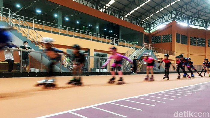 Potret Lintasan khusus sepatu roda JIRTA Beginilah Potret lintasan khusus sepatu roda JIRTA (Jakarta International Roller Track Arena) yang berada di Sunter, Jakarta Utara. Arena ini memiliki lintasan oval sepanjang 200 meter. Latihan berkelompok di tempat ini dibagi berdasarkan tingkat ketrampilan, dari yang masih pemula hingga atlet profesional.