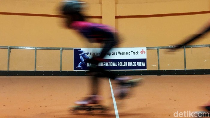 Potret Lintasan khusus sepatu roda JIRTA Beginilah Potret lintasan khusus sepatu roda JIRTA (Jakarta International Roller Track Arena) yang berada di Sunter, Jakarta Utara. Arena ini memiliki lintasan oval sepanjang 200 meter. Latihan berkelompok di tempat ini dibagi berdasarkan tingkat ketrampilan, dari yang masih pemula hingga atlet profesional.