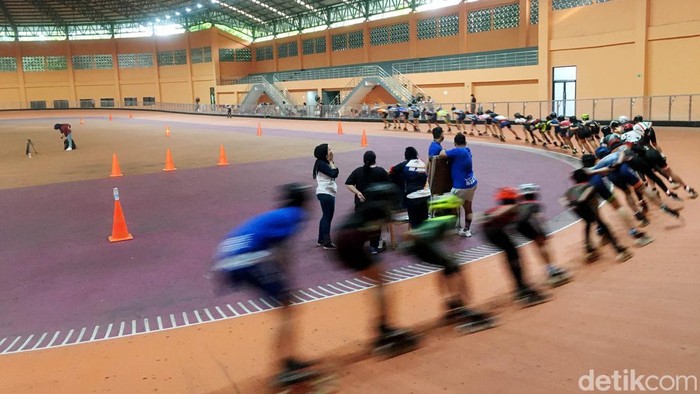 Potret Lintasan khusus sepatu roda JIRTA Beginilah Potret lintasan khusus sepatu roda JIRTA (Jakarta International Roller Track Arena) yang berada di Sunter, Jakarta Utara. Arena ini memiliki lintasan oval sepanjang 200 meter. Latihan berkelompok di tempat ini dibagi berdasarkan tingkat ketrampilan, dari yang masih pemula hingga atlet profesional.