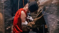 Sejumlah pejuang Ukraina yang terluka berusaha bertahan dan mendapatkan perawatan di sebuah rumah sakit lapangan di dalam bunker pabrik baja Azovstal yang dikepung pasukan Rusia.