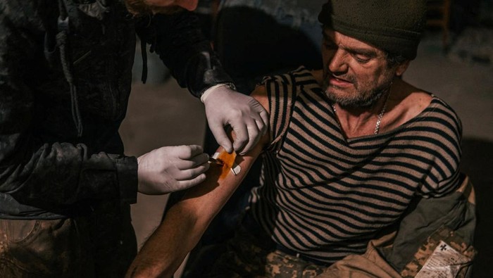 Potret Pejuang Ukraina Terluka dan Bertahan dari Kepungan Rusia Injured Ukrainian service members use crutches at a field hospital inside a bunker of the Azovstal Iron and Steel Works in Mariupol, Ukraine, in this handout picture released May 10, 2022. Dmytro Orest Kozatskyi/Press service of Azov Regiment/Handout via REUTERS THIS IMAGE HAS BEEN SUPPLIED BY A THIRD PARTY. MANDATORY CREDIT TPX IMAGES OF THE DAY