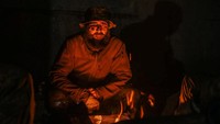 Seorang anggota layanan Ukraina duduk di dalam rumah sakit lapangan di dalam bunker pabrik baja.