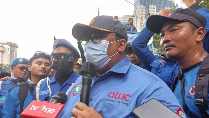Presiden KSPSI Andi Gani Nena Wea di Patung Kuda