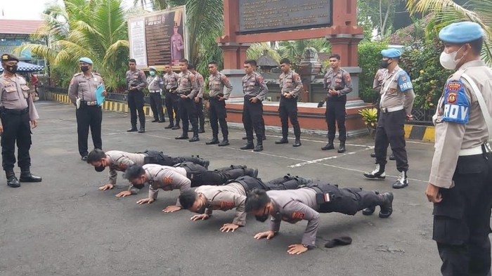 Propam Polres Badung saat memberikan sanksi push up bagi anggotanya yang dinilai tidak disiplin