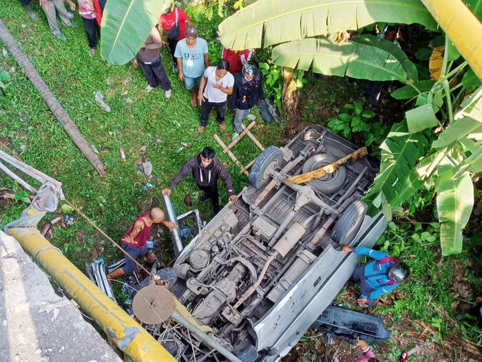 Proses evakuasi korban kecelakaan lalu lintas di Jalan Denpasar-Gilimanuk, Desa Yehsumbul, Kamis (12/5/2022)