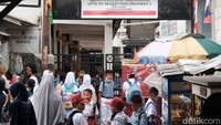 Tempat jajanan ramai saat jam istirahat dan jam pulang sekolah.  